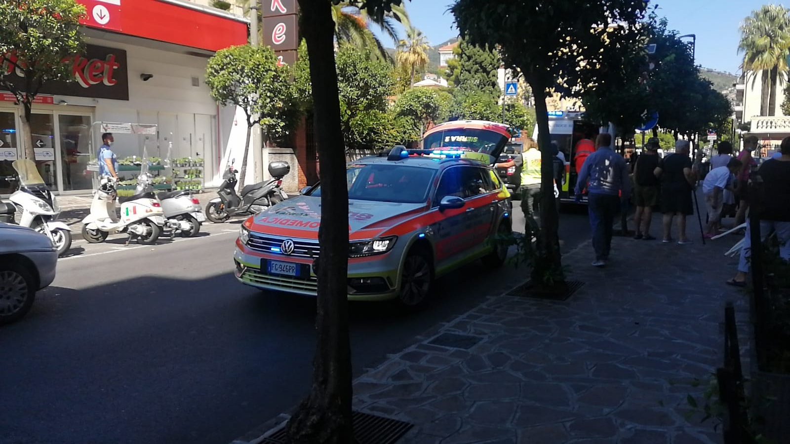 Attraversa fuori dalle strisce pedonali e viene investita da un'auto, è grave