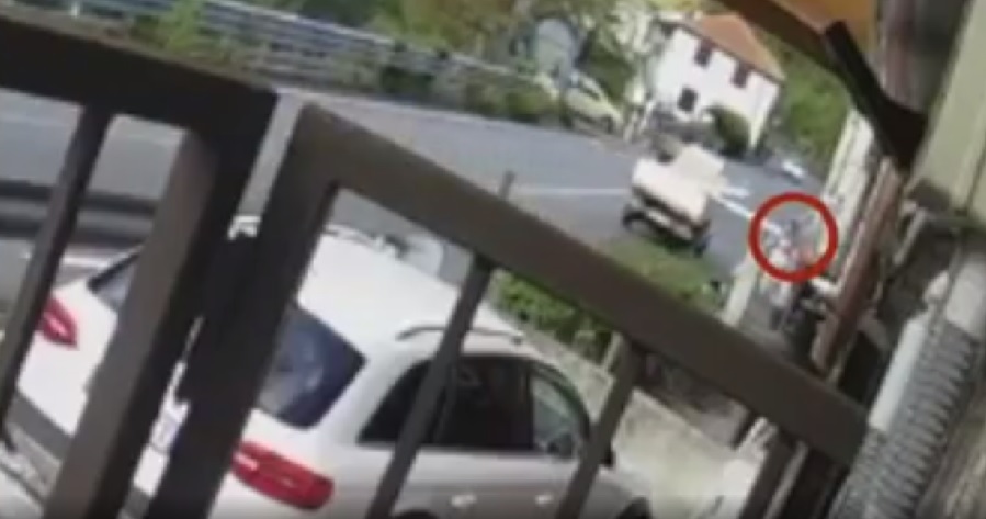Cammina per strada e viene colpita da un carico sporgente: il video