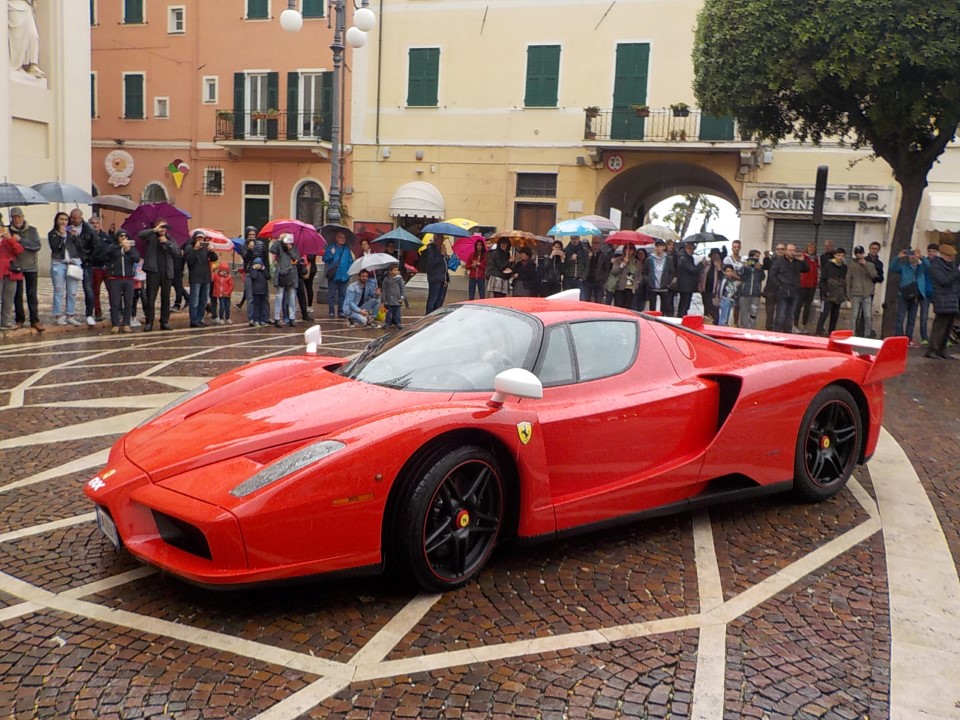 https://www.primocanale.it/materialiarchivio/immagininews/20200914142209-0_Pietra_Ligure_DSCN7227_Ferrari_Enzo_(Custom).JPG