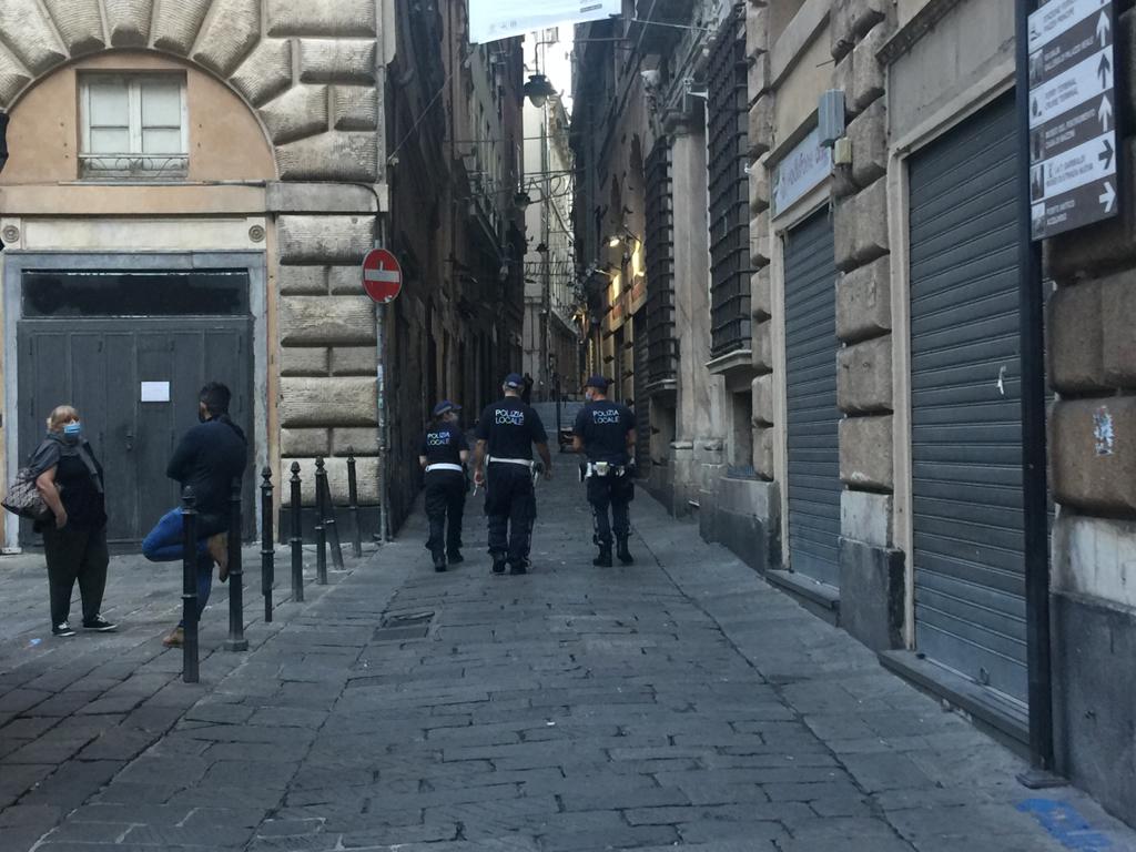 Mascherine h24 nei vicoli di Genova, primo giorno di tolleranza ora pronte le sanzioni