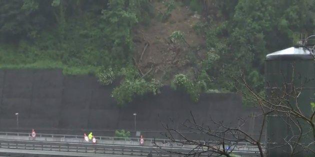Suonano i sensori della frana di Masone sulla A26: chiuso in entrata il casello 