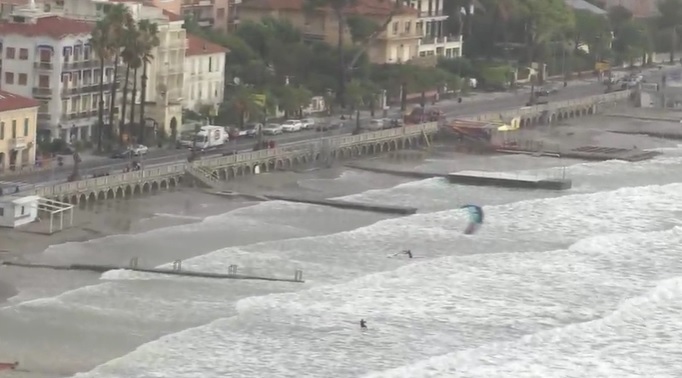 Maltempo, onda lunga e gli appassionati ne approfittano per fare kitesurf