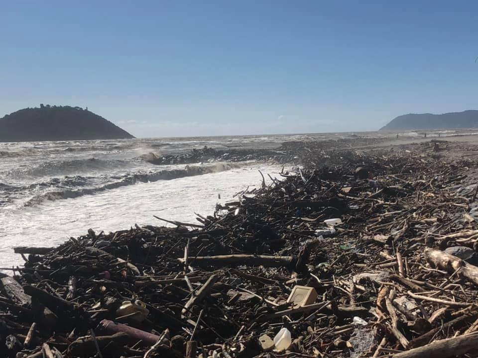 Maltempo in Liguria, massa di detriti sulle spiagge dopo la mareggiata
