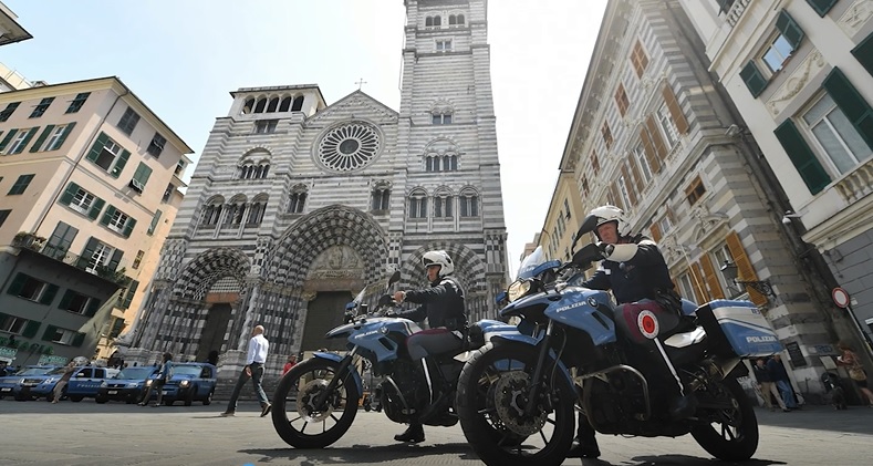Ragazzini in fuga spingono poliziotto contro vetrata