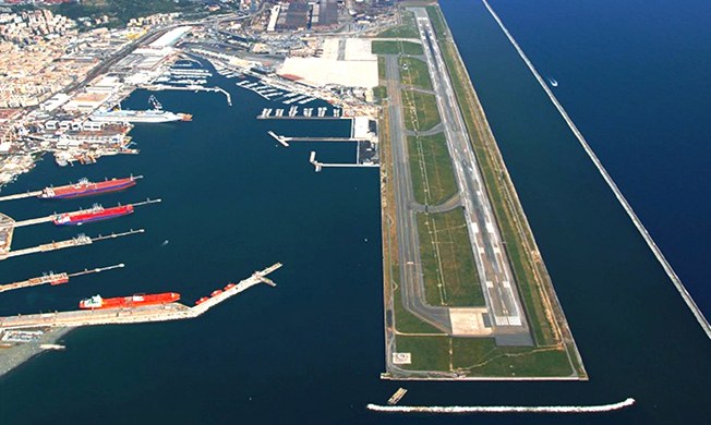 Covid, aeroporto di Genova: al via i tamponi veloci ai passeggeri
