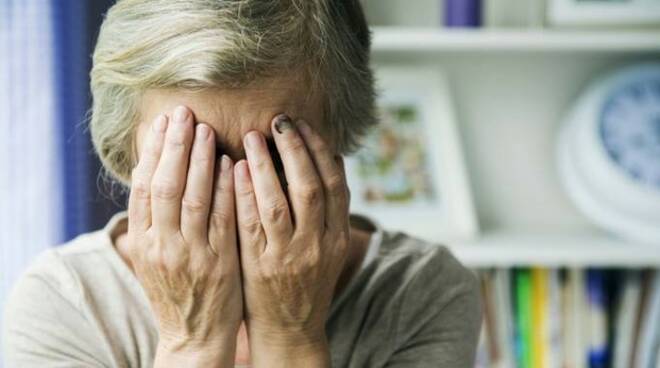 Irrompe in casa, picchia un'anziana e la rapina: arrestata l'ex badante 