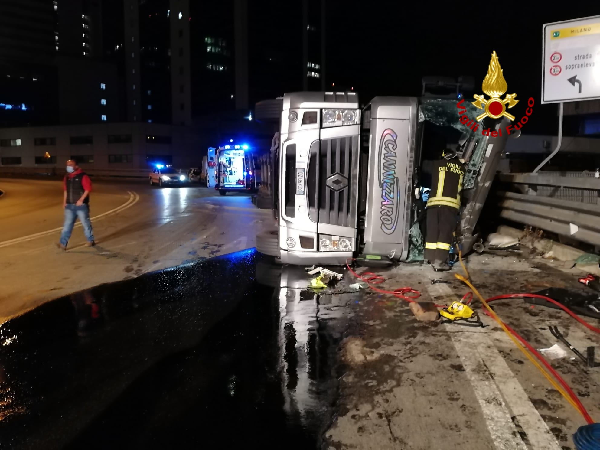 Genova, scontro tir-auto sull'elicoidale: mezzo pesante cappottato