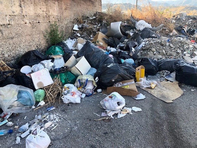 Abbandonano i rifiuti per strada, multa a legale e imprenditore genovesi 