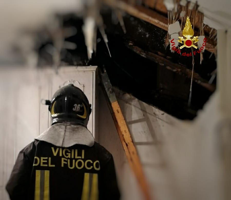Incendio abitazione a Genova, il calore danneggia il tetto  
