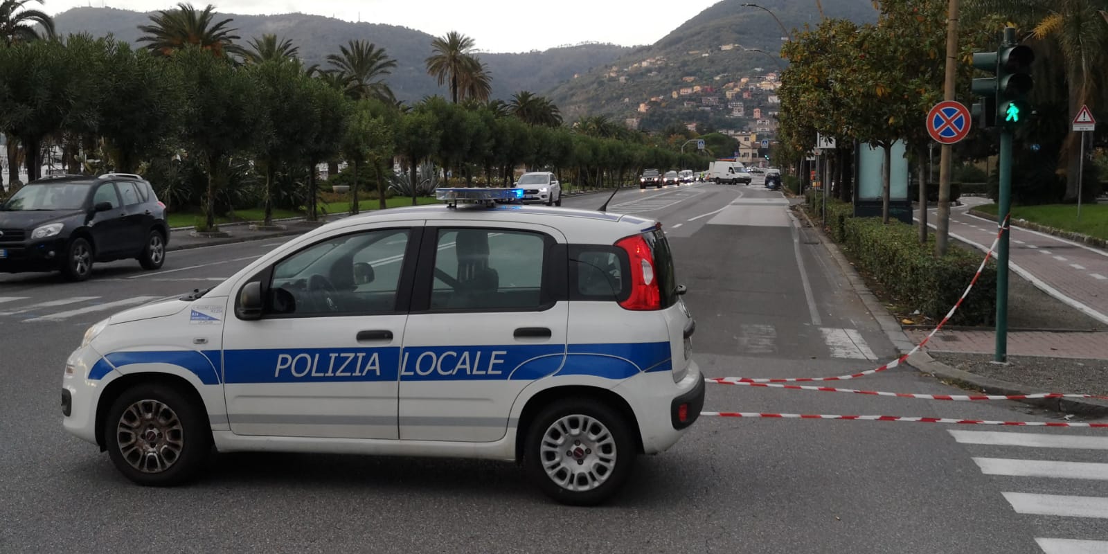 Si apre una voragine in viale Italia, traffico in tilt alla Spezia