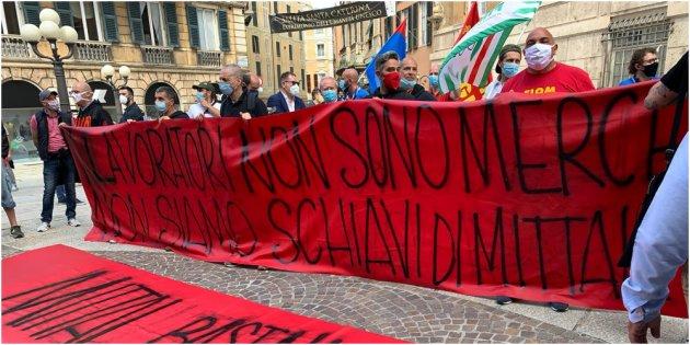 Sciopero 5 novembre, la Questura di Genova blocca il presidio dei metalmeccanici