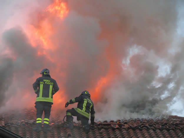 Tetto di una casa a fuoco a San Colombano Certenoli