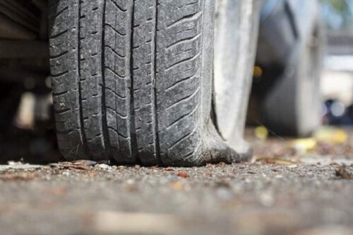 Genova, cammina per strada e viene colpita da uno pneumatico: ferita una donna
