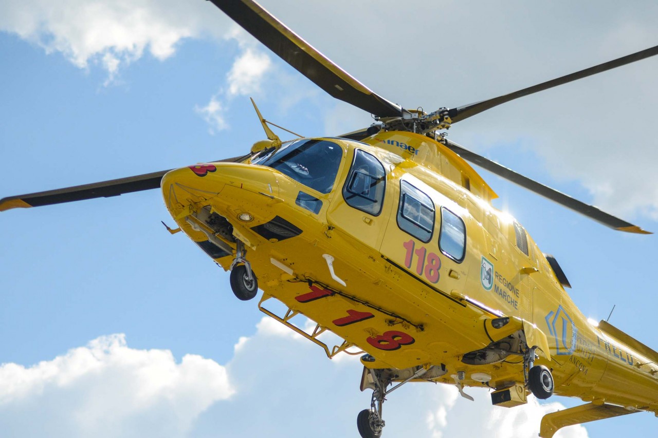 Taglia l'erba e cade da 5 metri, gravissimo 31enne