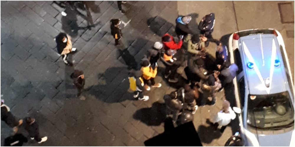 Tensione in via del Campo a Genova, polizia circondata da un gruppo di stranieri