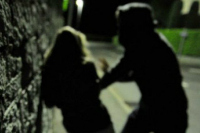 Ubriaco molesta una donna, arriva il fidanzato che lo stende con un pugno  
