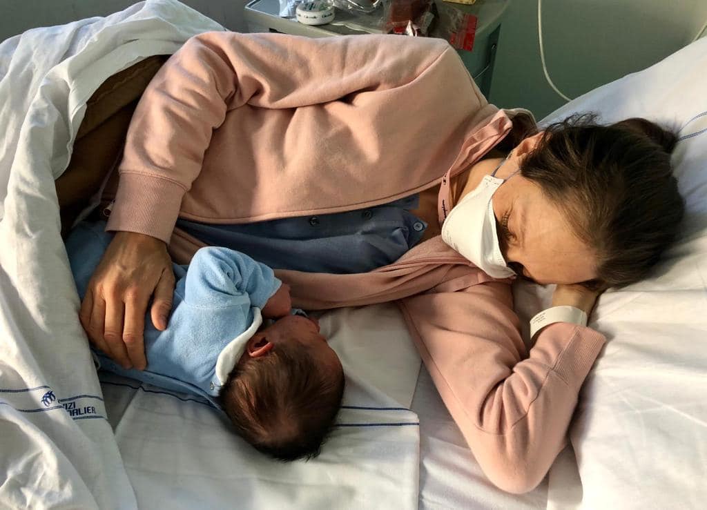 Ostetrica aiuta al telefono, neonato genovese nasce in casa
