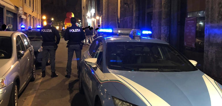 Trenta persone mangiano, bevono e si assembrano fuori dal locale: arriva la multa