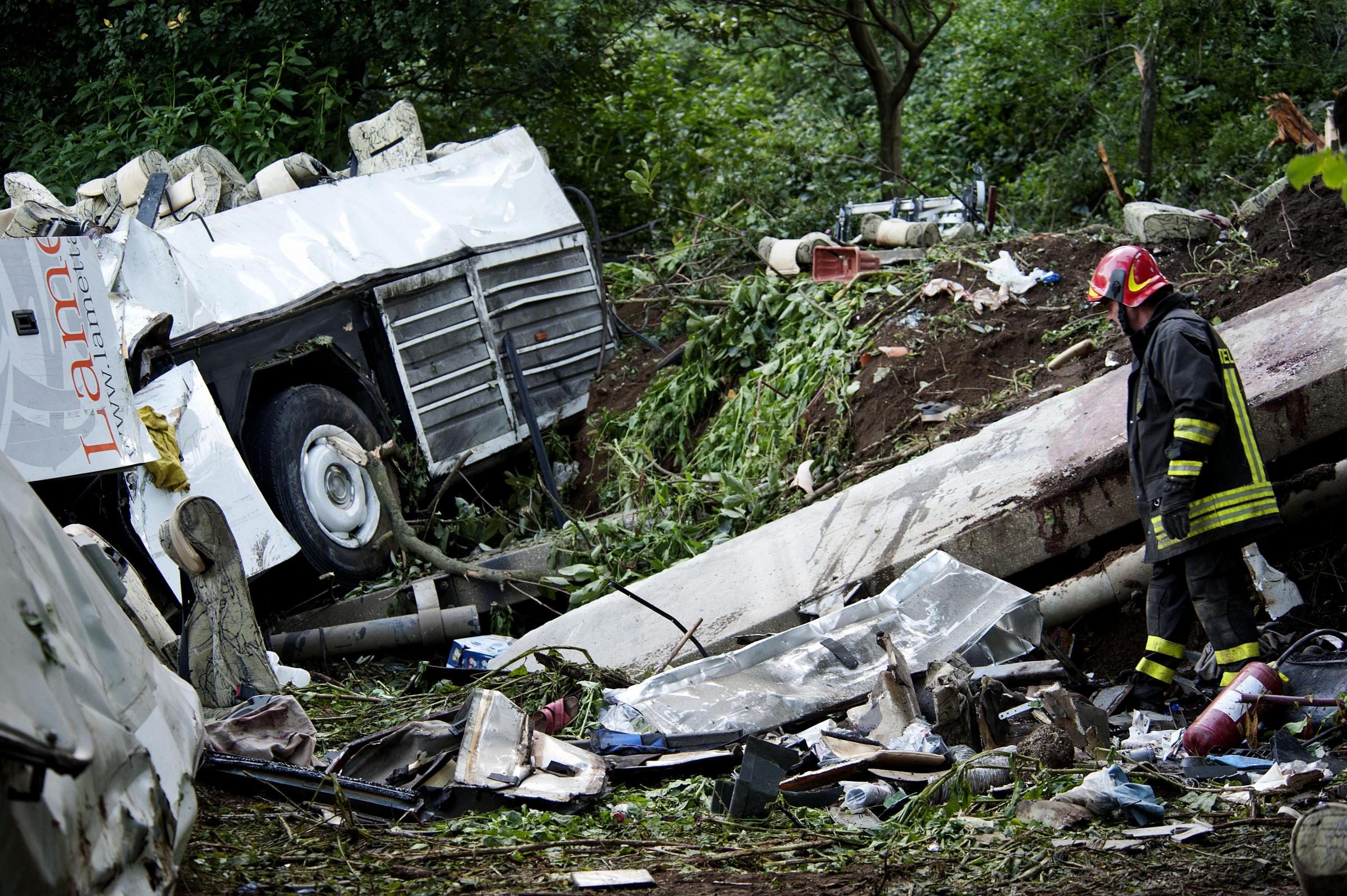 https://www.primocanale.it/materialiarchivio/immagininews/20201201162524-bus-strage-avellino.jpg