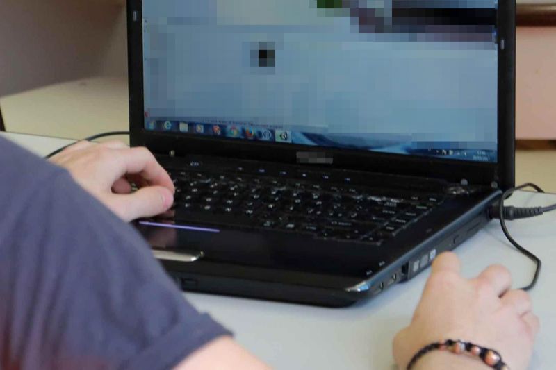 'Andrebbero presi a calci nel c..o', insulti ai dipendenti comunali: 4 condanne