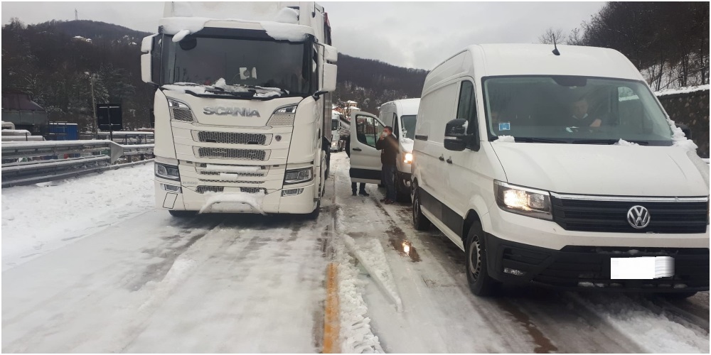Neve e ghiaccio, autostrade in tilt. Camionisti esasperati: 