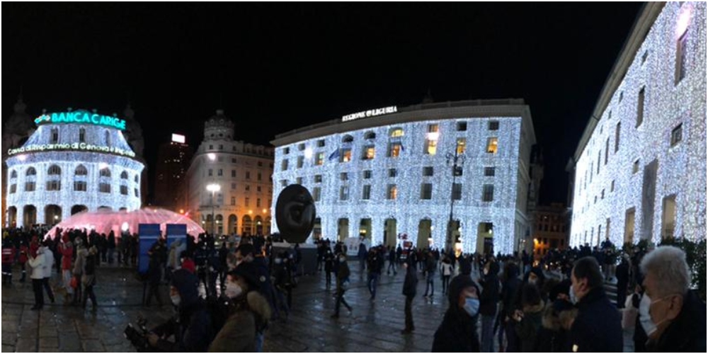 La Liguria si illumina per il Natale, accese le luci in piazza De Ferrari a Genova 