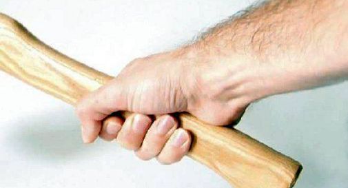 Genova, aggredisce a bastonate il cliente del negozio dove lavora la ex