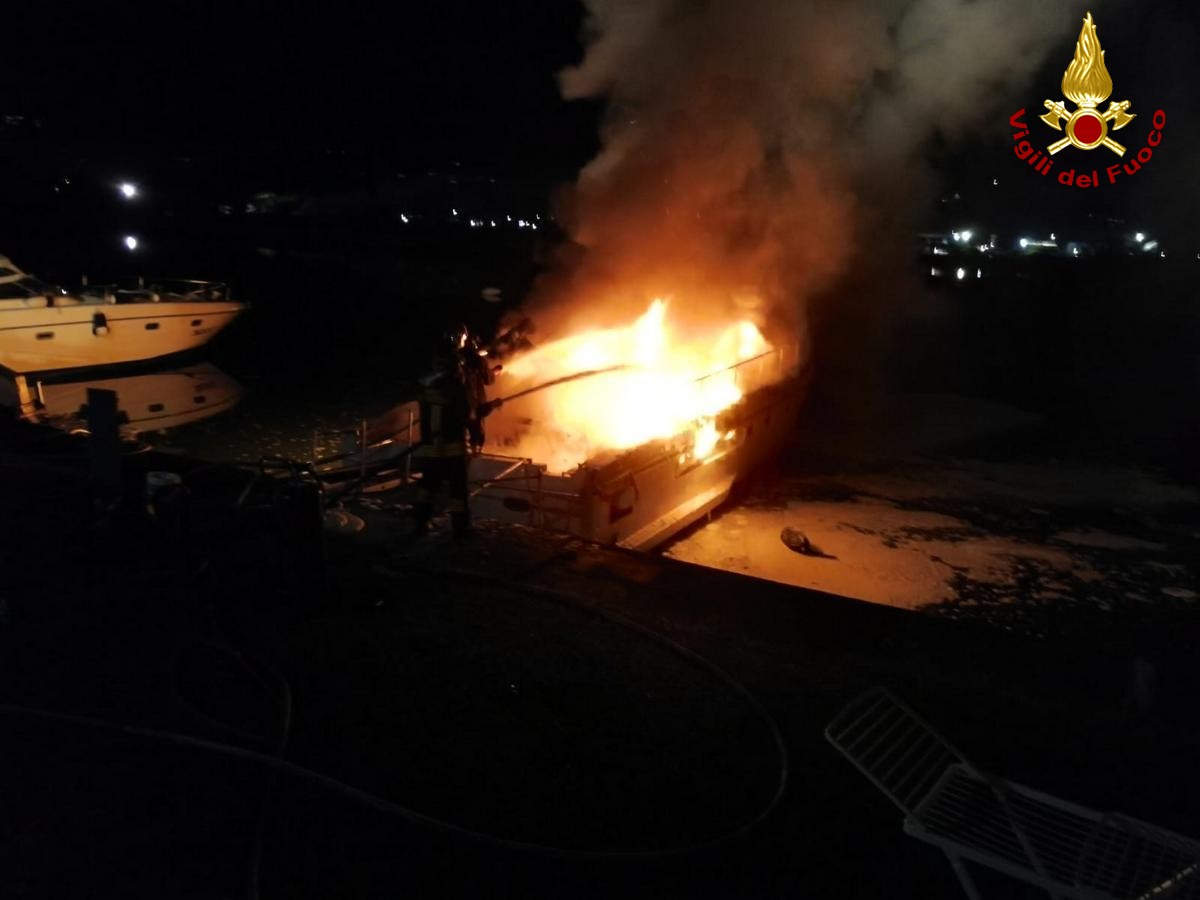 Bocca di Magra, distrutto dalle fiamme uno yacht di 14 metri