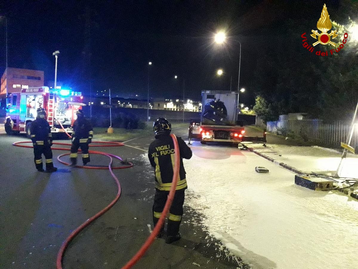 Incidente stradale e la cisterna col gasolio cade a terra, la schiuma evita l'incendio