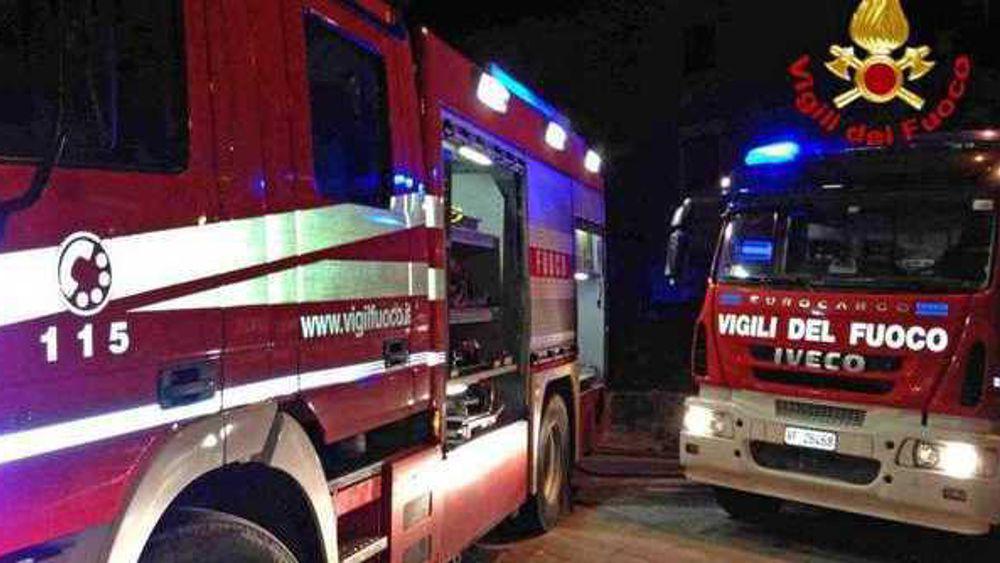 Incendio tetto nel cuore della notte, arrivano i vigili del fuoco: fiamme spente