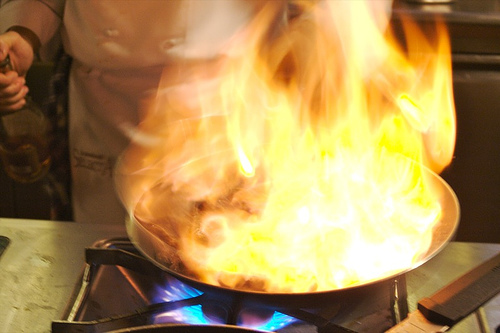 Anziana lascia la pentola sul fuoco e incendia la cucina: salvata dalla polizia