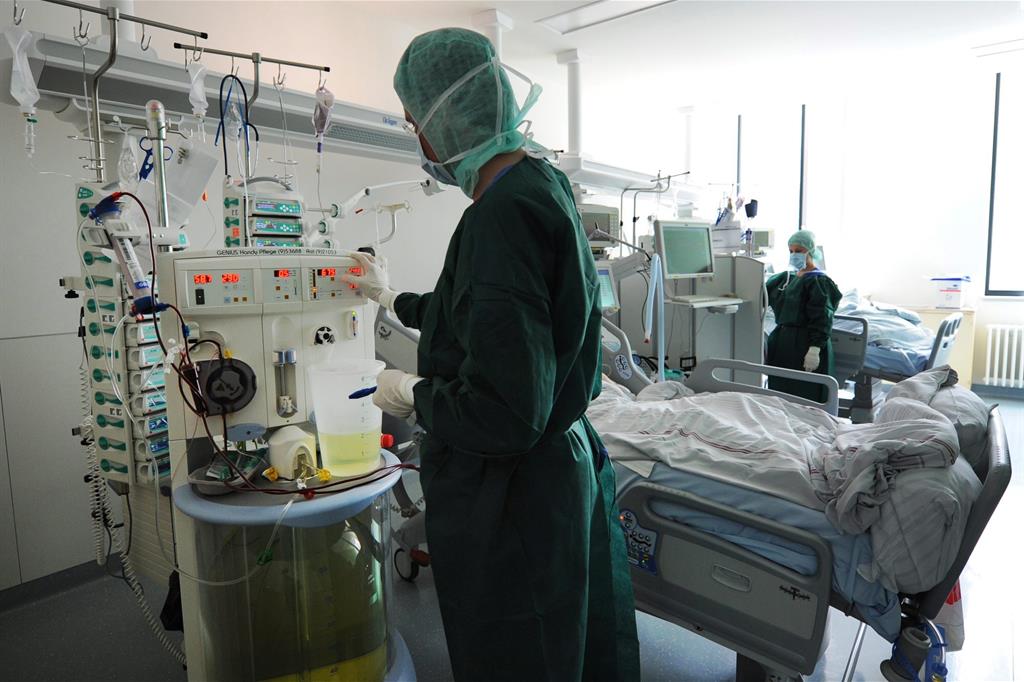 Covid, mortalità più alta per chi ha problemi di fegato e va in terapia intensiva