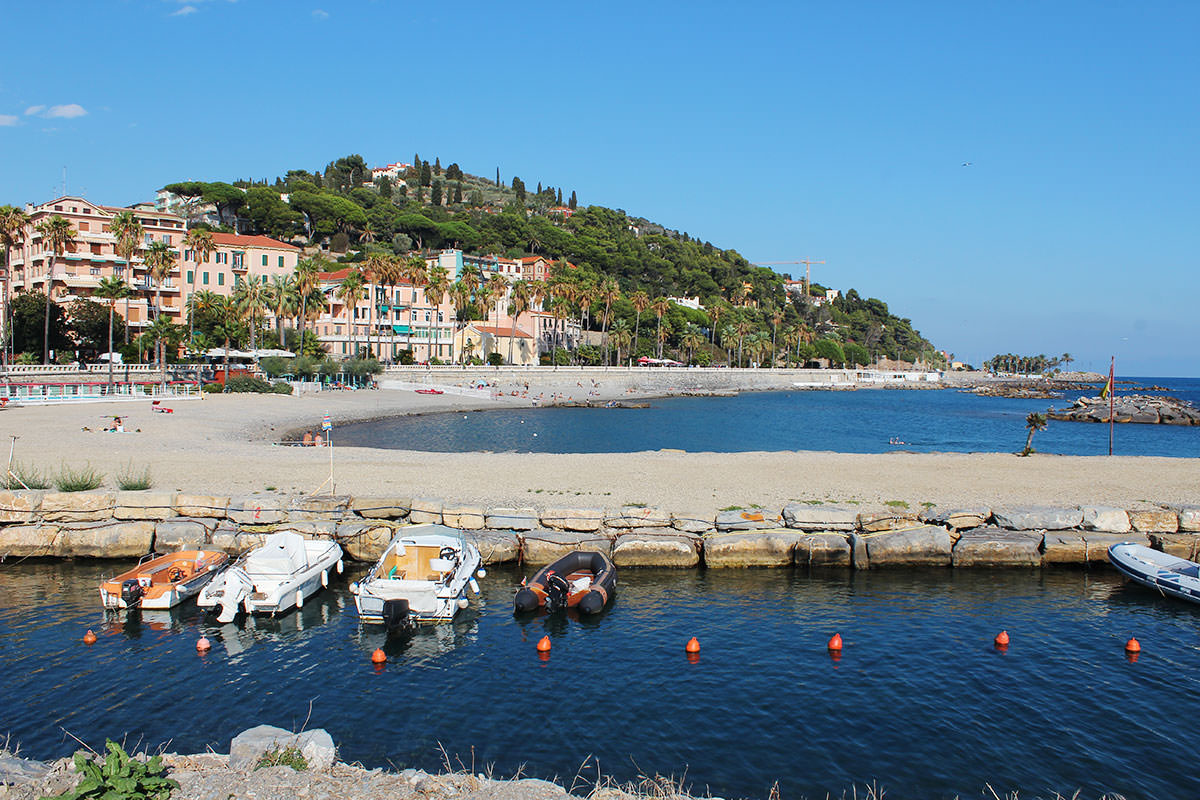 Passeggia in spiaggia e trova un feto sul bagnasciuga