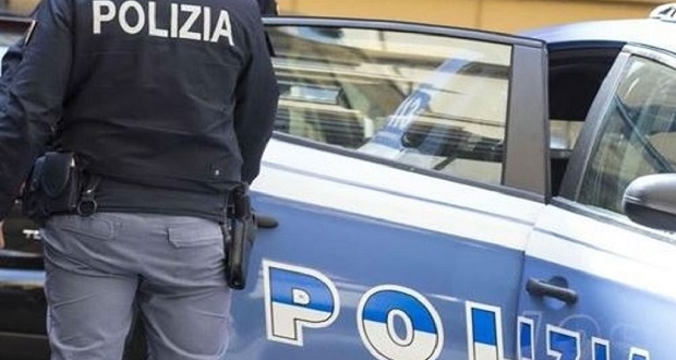 Da solo in casa anziano cade nel giorno di Natale: salvato da vicini e polizia