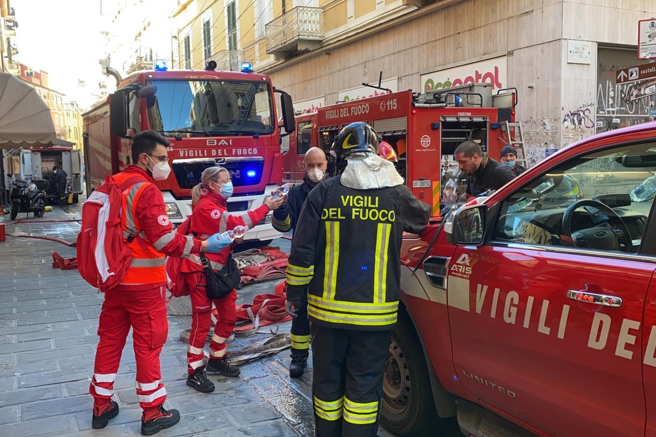 Incendio nel centro città alla Spezia, la Croce Rossa soccorre gli sfollati 