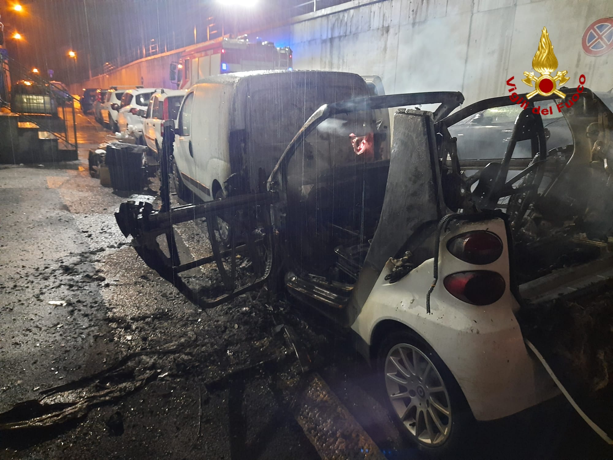 Genova, auto in fiamme a Bolzaneto: danni a una facciata di un palazzo