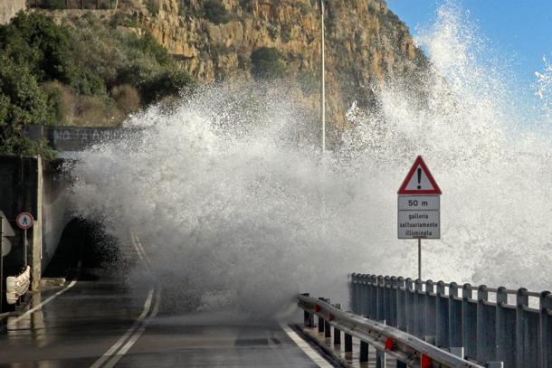Maltempo: Aurelia chiusa per mareggiata tra Sestri Levante e Cavi di Lavagna