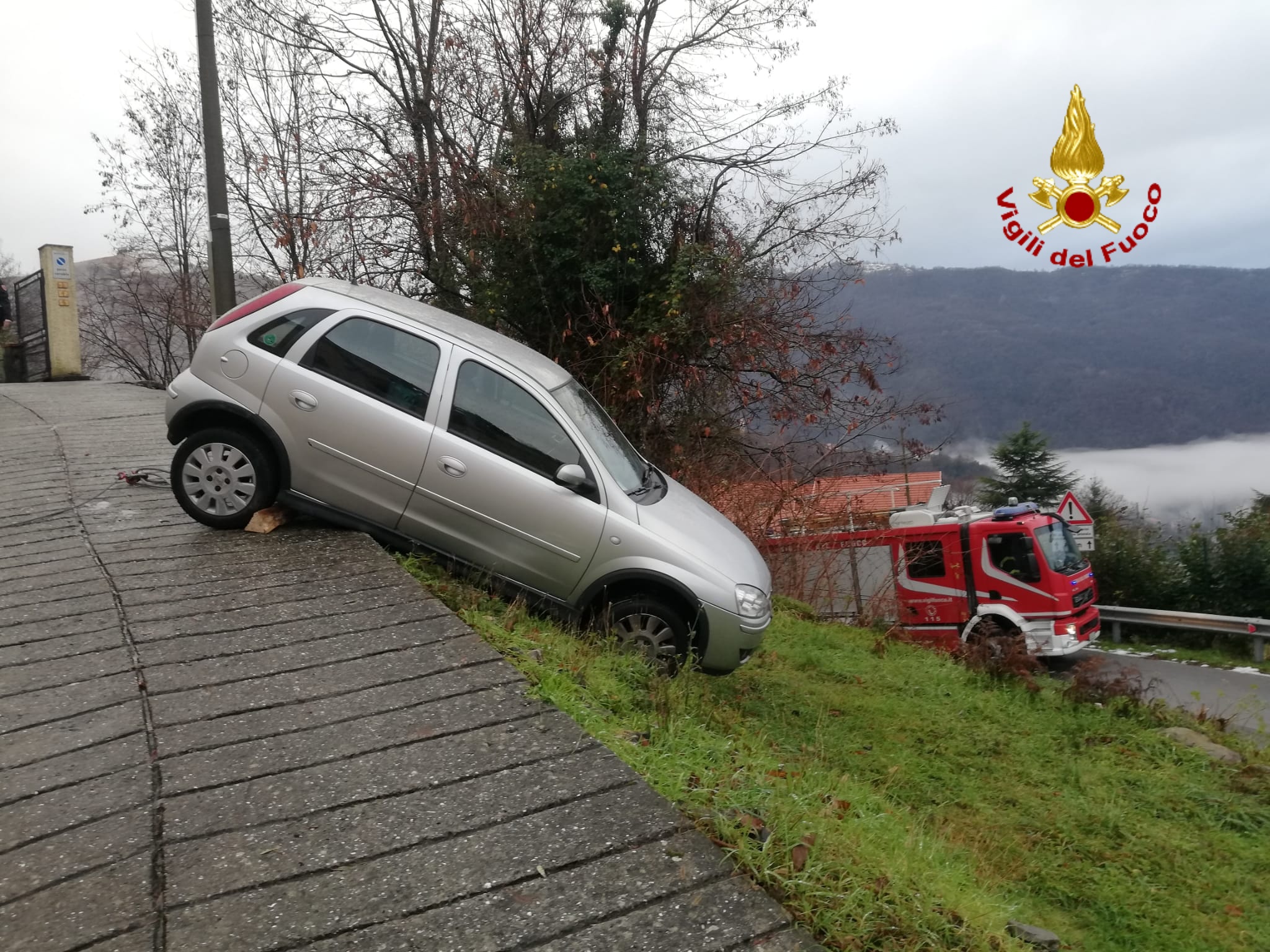 Sbaglia manovra e rimane in bilico, intervento dei vigili del fuoco a Bargagli
