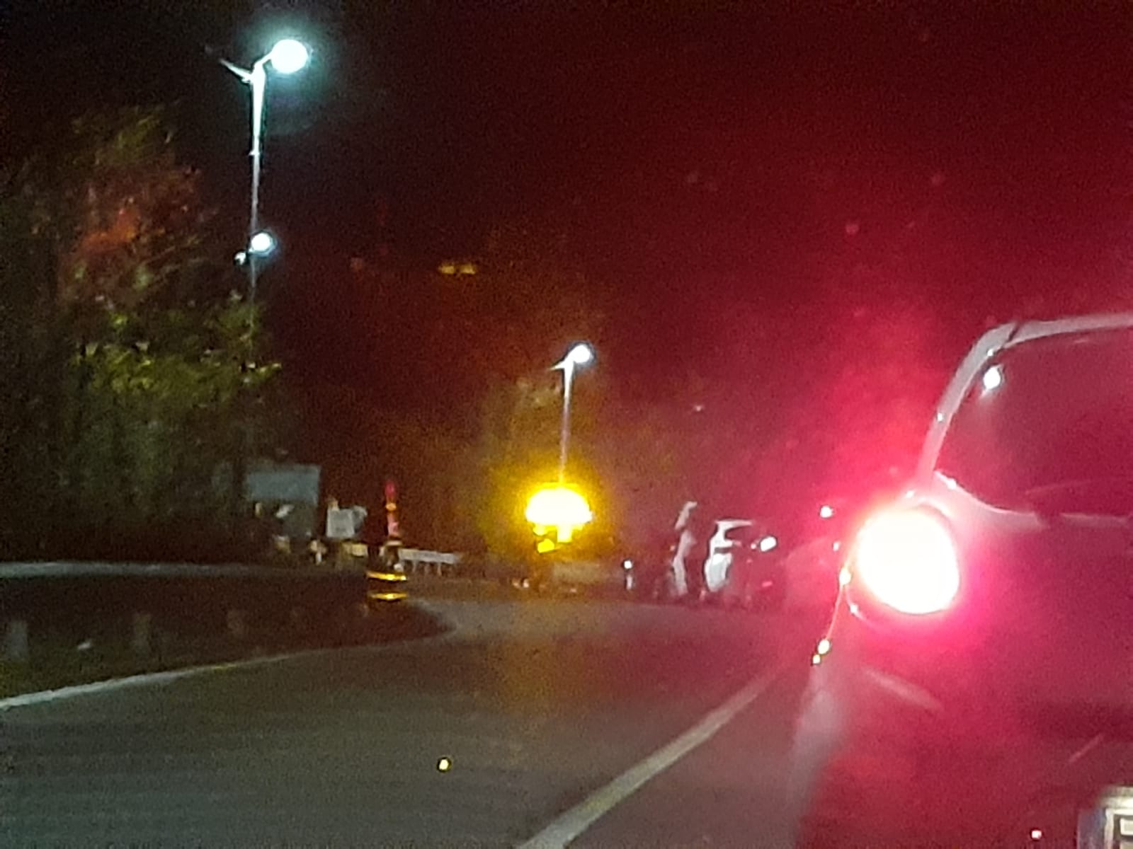 Fontabuona, auto abbatte muretto sulla sp 225 e si ribalta: illesi i due occupanti 