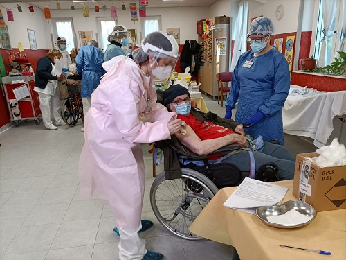 Genova, ospite di Rsa si fa il vaccino e urla: 