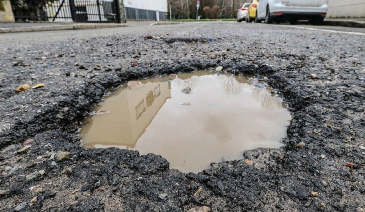 Genova, decine di buche nelle strade per il maltempo: danni a un'auto