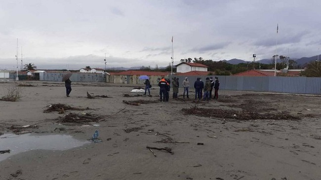 Cadavere ritrovato alla foce del Magra, identificata la donna