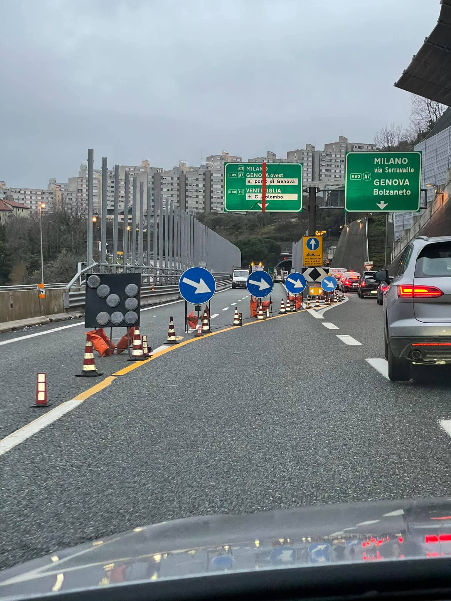 Autostrade, incidente in A7 tra tir, furgone e autovettura