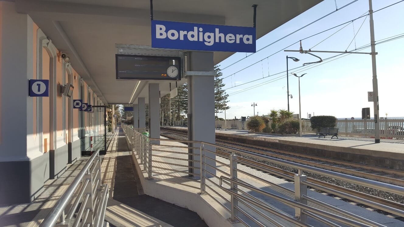 Bordighera: rimosse le panchine della stazione per allontanare i senza fissa dimora