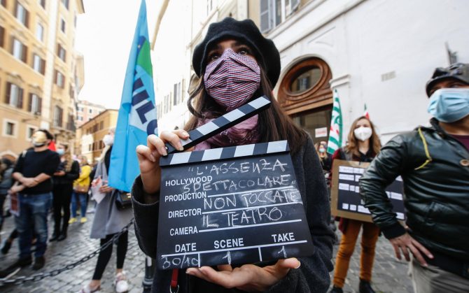 Festival di Sanremo, la protesta dei lavoratori dello spettacolo parte in bici da Milano