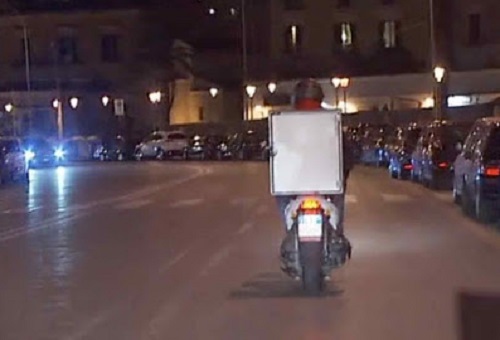 Incidente a Genova Voltri, 17enne investito da un rider che portava le pizze