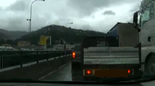 Genova, traffico in tilt nel quartiere di Molassana: bus contro semaforo