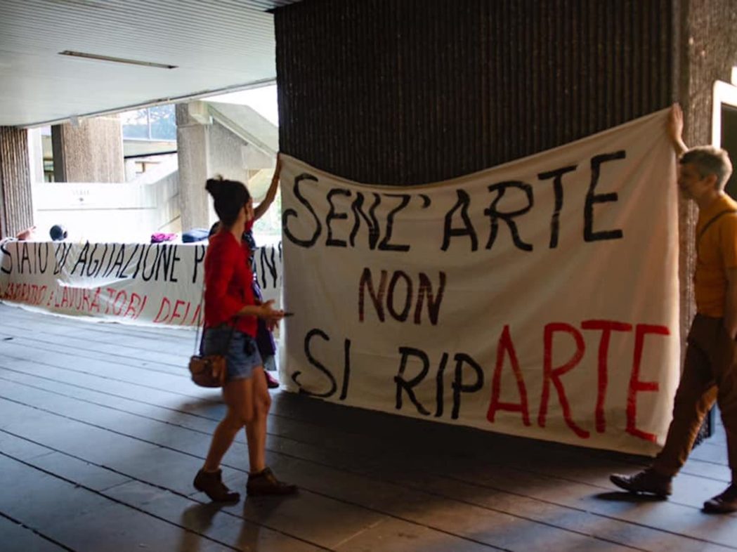 A un anno dallo stop ai teatri, i lavoratori dello spettacolo tornano in piazza a Genova
