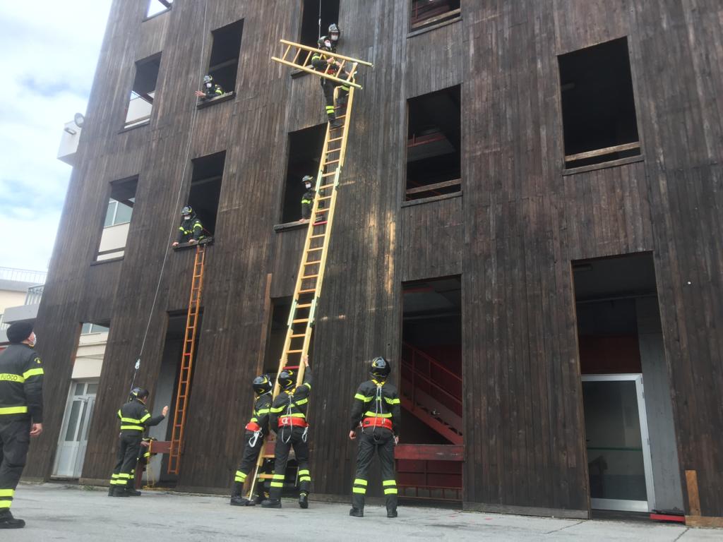 L'addestramento dei pompieri e le dotazioni anti incendio stasera in 