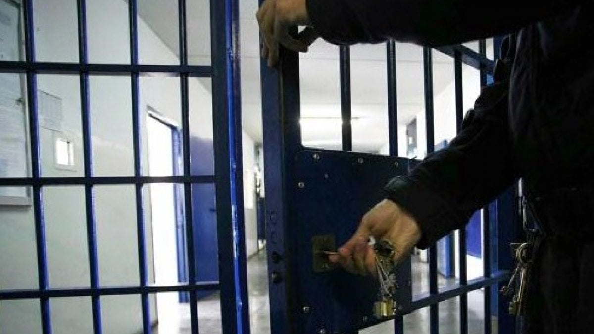 Carcere spezzino, gli agenti sequestrano una corda nella cella: aggrediti da un detenuto